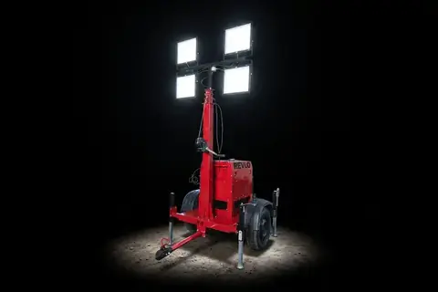 Torre de iluminação Revlo RV 4000 acesa em obra noturna